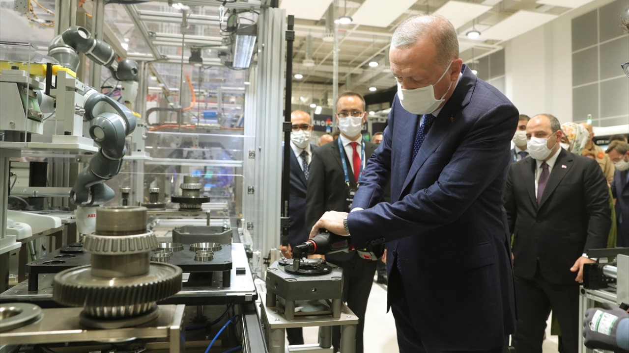 "Birkaç milyar dolarla ekonomisi çökertilen o eski Türkiye artık tarih olmuştur"