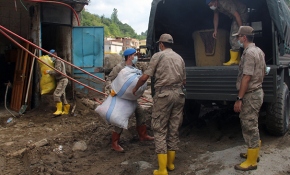 Giresun'da selzedelerin ev eşyalarını askerler taşıyor