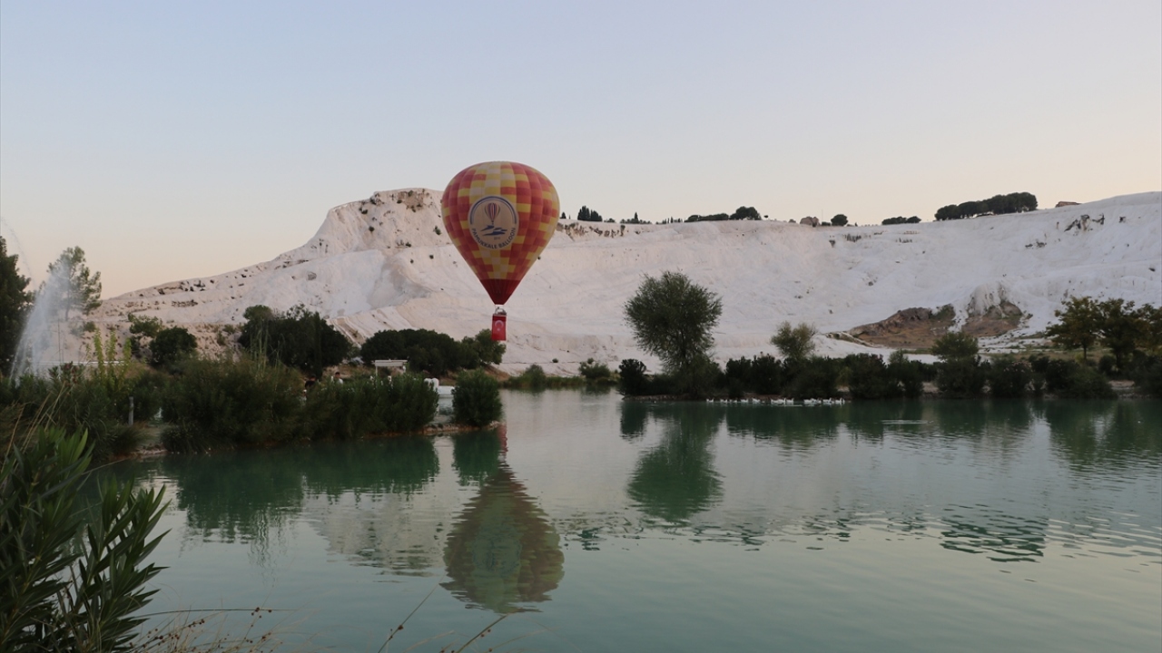 Sabahın erken saatlerinde uçuş için bölgeye giden turistler, zaferin 98`inci yıl dönümü dolayısıyla düzenlenen etkinlikte Cemile mevkisinde bir araya geldi.