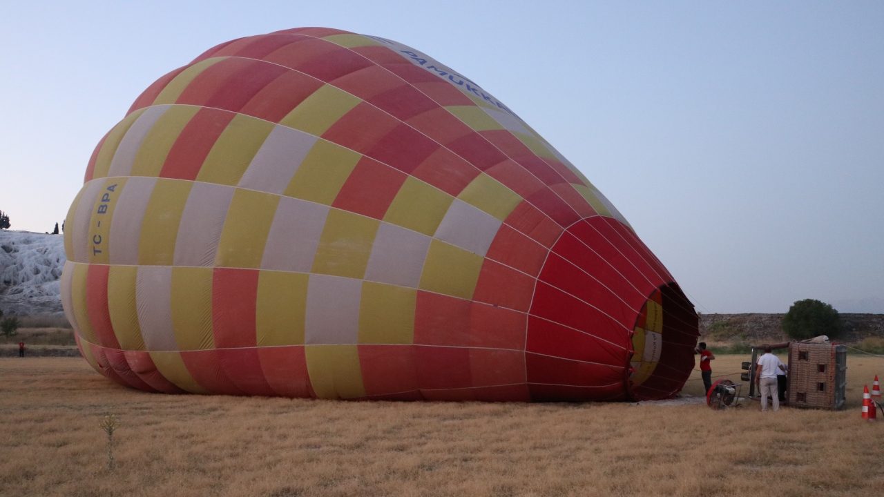 Turistler, yaklaşık 1500 metre yükseklikten Pamukkale`nin eşsiz güzelliğini izleme fırsatı buldu.