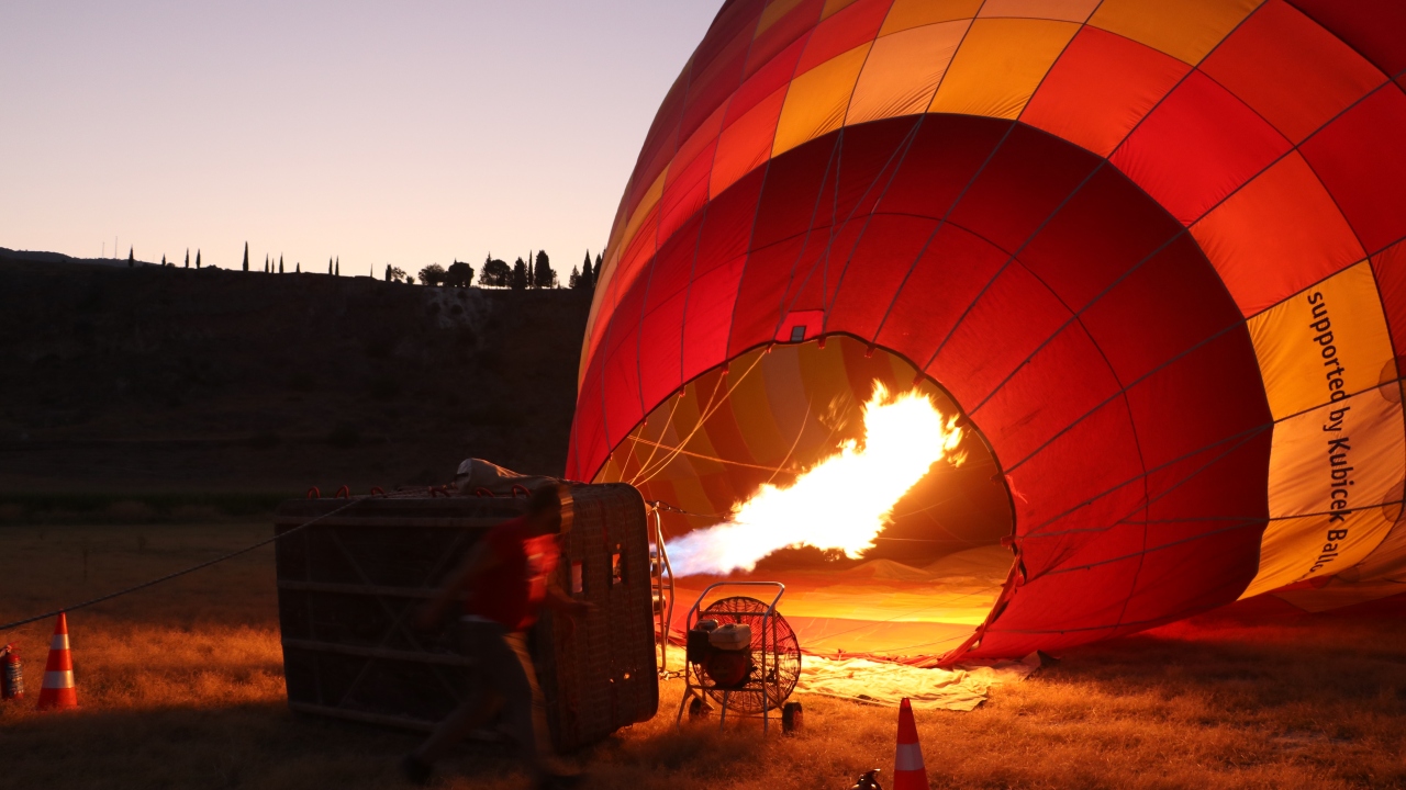 Turistleri taşıyan balon, 45 dakikalık tur sonrası Pamukkale Mahallesi`ne indi.