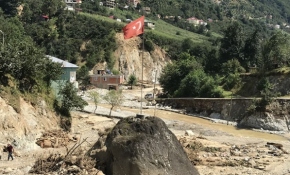 Türk bayrağı dikili kaya selde yerinden oynamadı