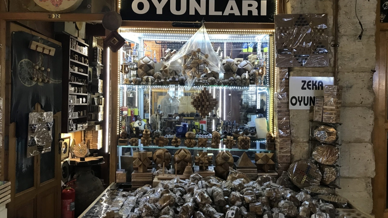 Ahşaptan yapılan zeka oyunları, hemen herkesin ilgisini çekiyor.