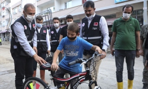 Bakan Kurum selde bisikleti kaybolan çocuğun yüzünü güldürdü