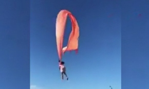 Tayvan'da uçurtmaya tutunan çocuk 30 metre havaya savruldu