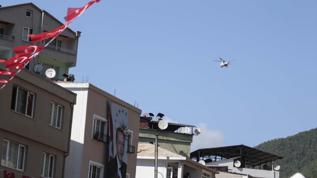 Cumhurbaşkanı Erdoğan, ilçeye inişi öncesinde havadan incelemelerde bulundu.