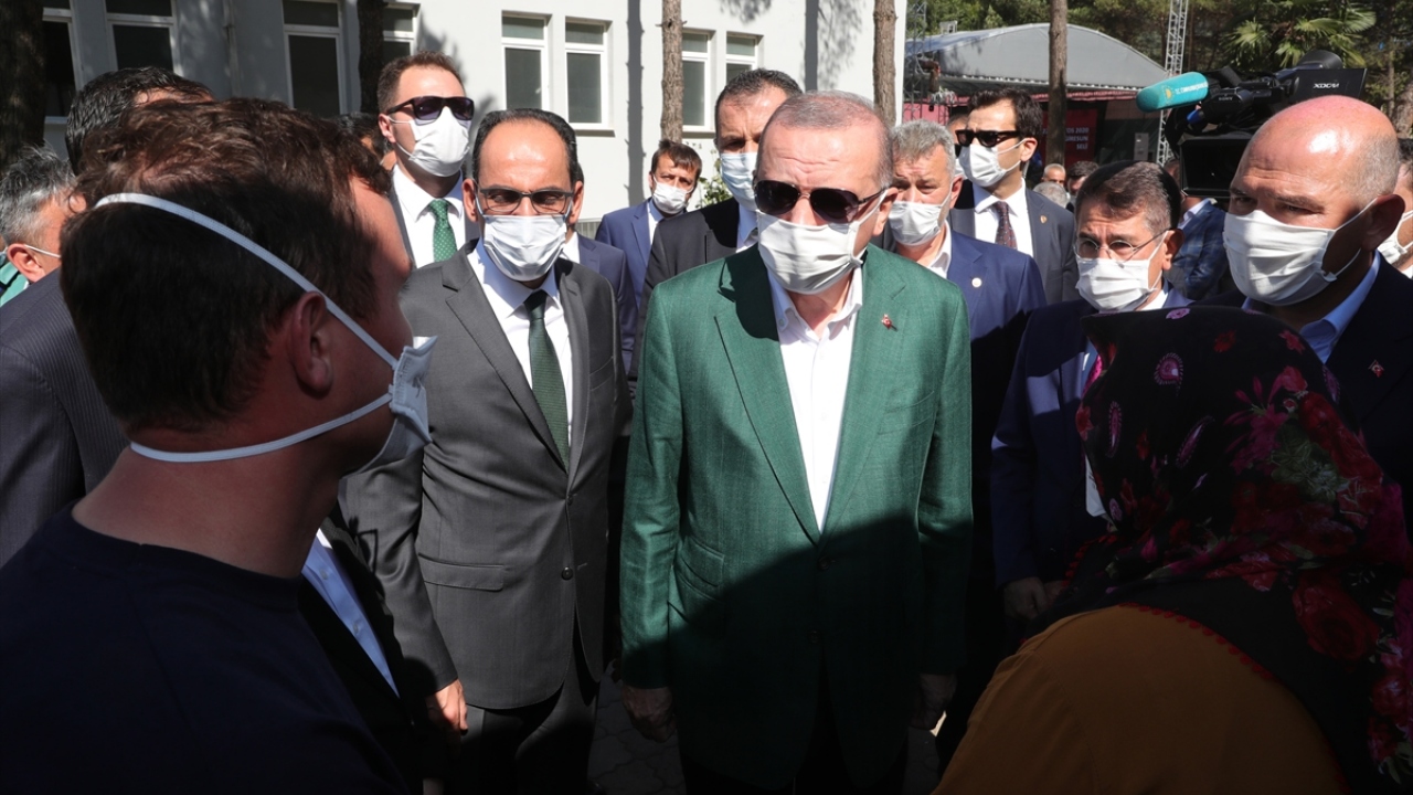 Türkiye Cumhurbaşkanı Recep Tayyip Erdoğan, helikopter ile sel felaketinin yaşandığı Giresun`un Dereli ilçesine geldi. 