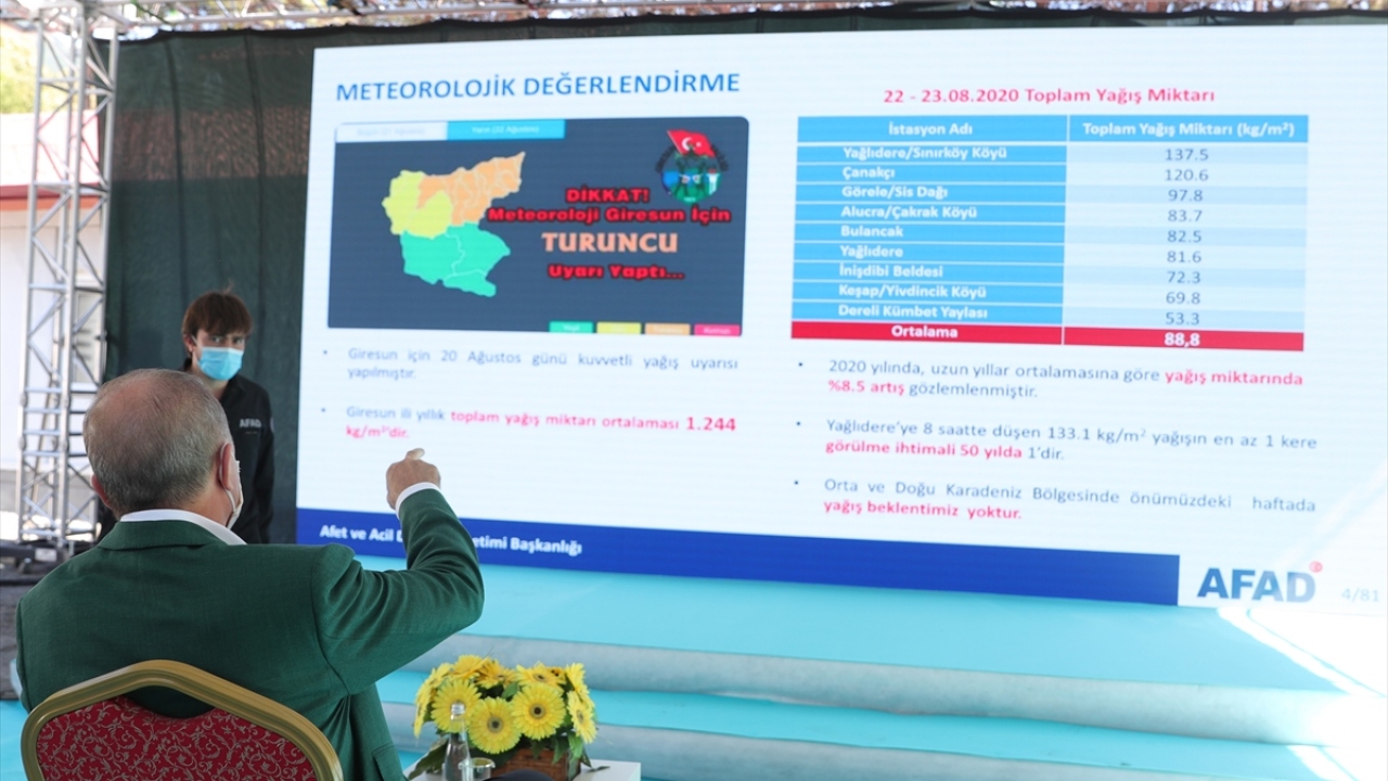 Cumhurbaşkanı Erdoğan, AFAD Başkanı Mehmet Güllüoğlu`dan sel felaketinin yaşandığı ilçedeki çalışmalar hakkında brifing aldı.