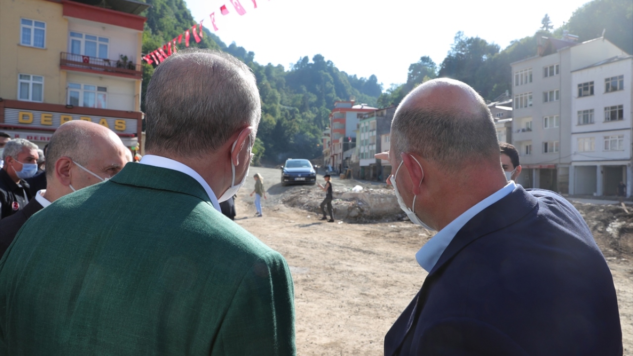 Türkiye Cumhurbaşkanı Recep Tayyip Erdoğan, Giresun`daki temasları kapsamında, sel felaketinin yaşandığı Dereli ilçesinde incelemelerde bulundu.