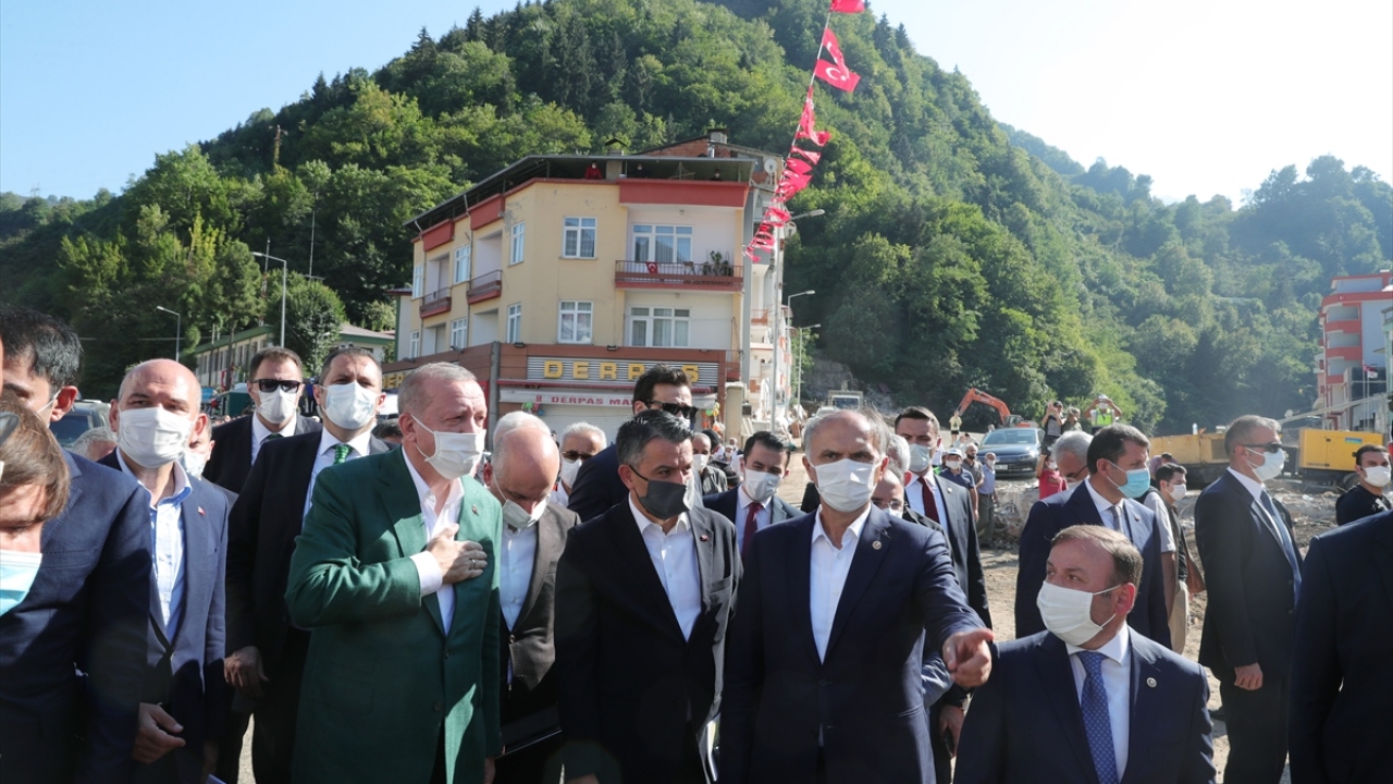 Cumhurbaşkanı Erdoğan`a İçişleri Bakanı Süleyman Soylu, Tarım ve Orman Bakanı Bekir Pakdemirli ile Çevre ve Şehircilik Bakanı Murat Kurum da eşlik etti.