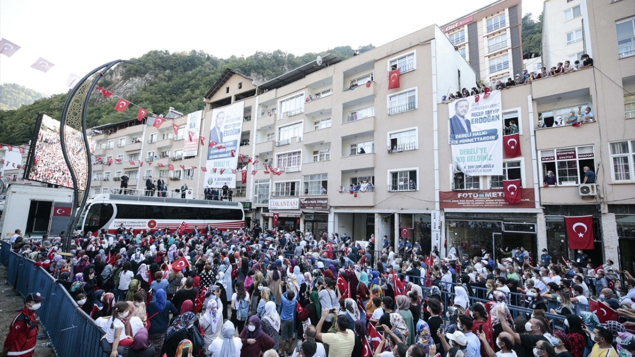 Türkiye Cumhurbaşkanı Recep Tayyip Erdoğan, sel felaketinin yaşandığı Giresun`un Dereli ilçesindeki incelemelerinin ardından vatandaşlara hitap etti.