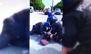 Almanya'da polis kadın protestocuyu yumrukladı