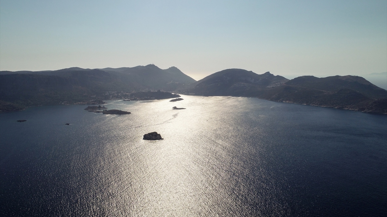 Kendisine özgü mimarisi ve doğal yapısıyla ilgi gören 7,3 kilometrekarelik yüz ölçümüne sahip Meis (Kastellorizo) Adası, Kaş ilçesinin tam karşısında ve görme mesafesi uzaklığında bulunuyor.