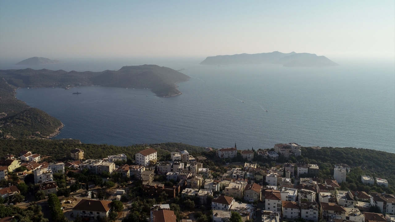 Feribotla 25 dakikada ulaşılan adanın girişinde, rengarenk evler ve kırmızı kubbeli Osmanlı Camii Müzesi yer alıyor. 