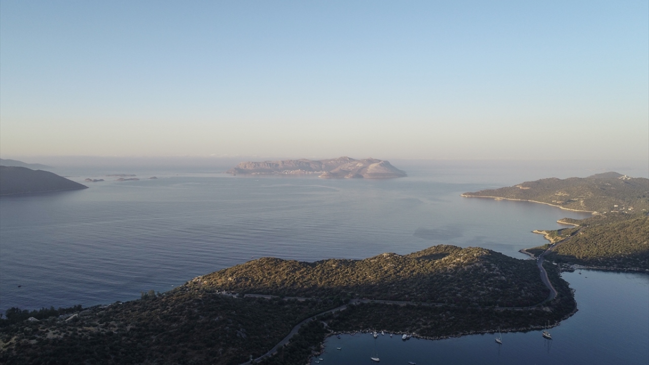 Birbirlerine yakınlığı dolayısıyla çok eskiye dayanan dostluk ve ticari ilişkiye sahip Kaş ile Meis Adası, iki kardeş kent olarak da anılıyor. 