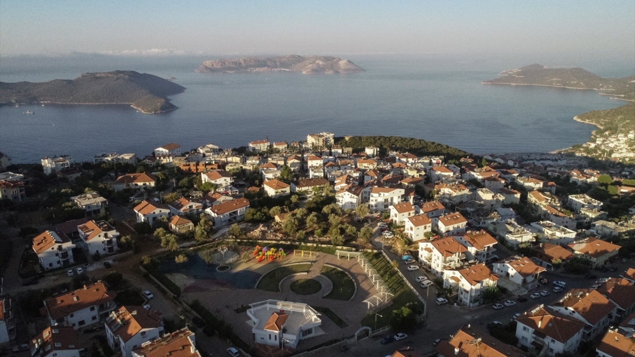Kaş Limanı`ndan Meis Adası`na turlar düzenleniyor. Anadolu ile bağını hiç koparmayan Meisliler, gıda ihtiyaçlarını karşılamak için sık sık Kaş`a geliyor. 