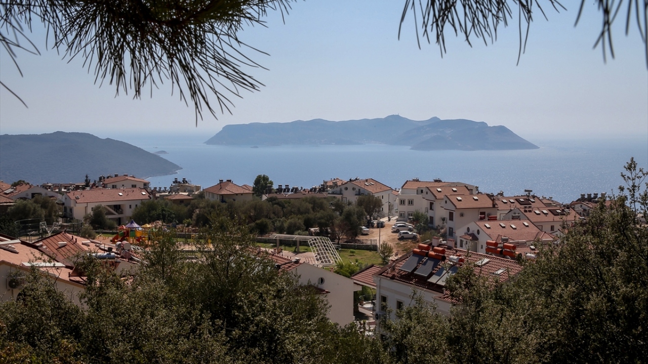 Çoğunluğu Türkçe konuşan, restoranlarında ve işletmelerinde Türkçe menüler olan Meis Adası`nın sakinleri, her hafta cuma günü Kaş`ta kurulan pazar yerinde alışveriş yapıp, hafta sonunu da ilçede geçiriyor.