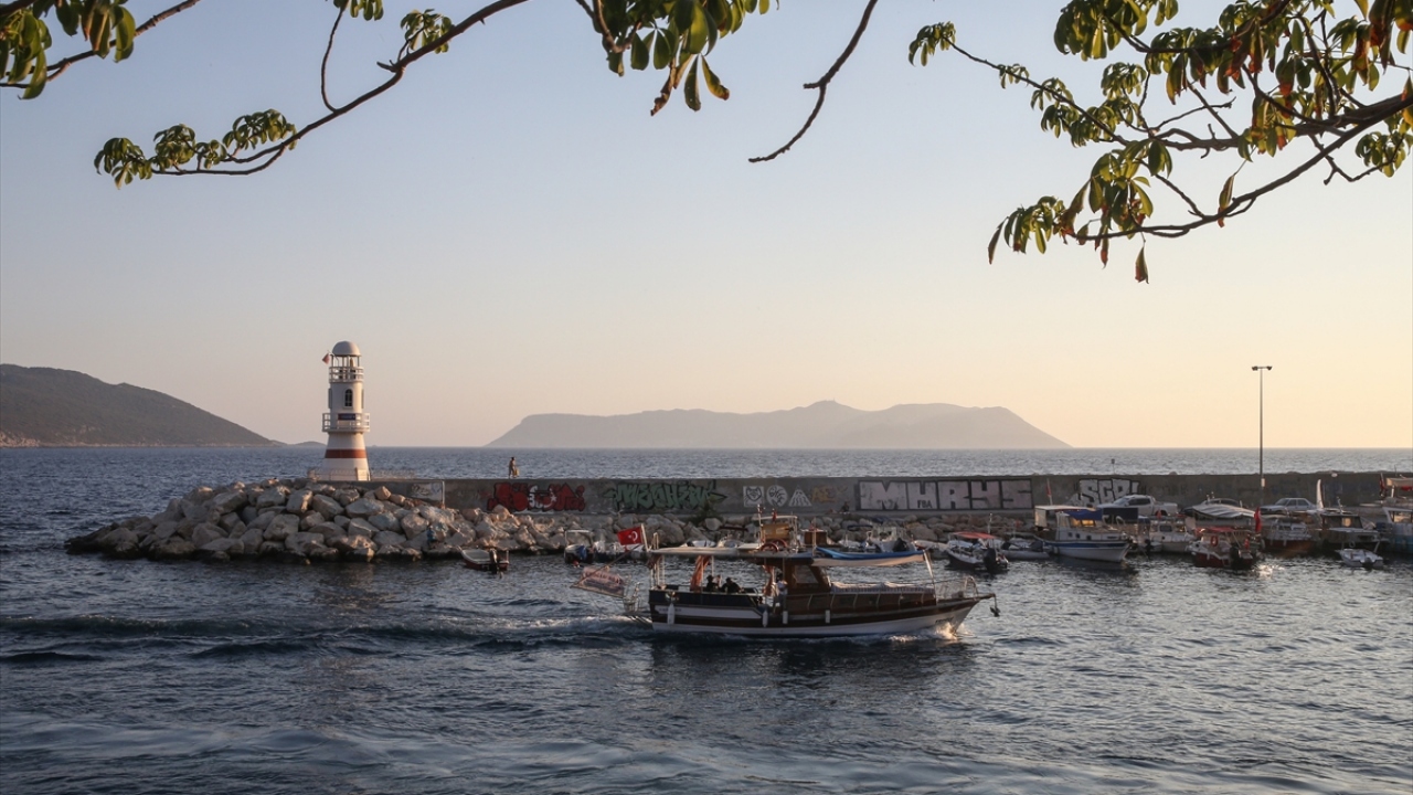 Kaş sakinleri de ticaret ve turizmin yanı sıra lezzetli balık lokantalarında yemek yemek için, kısa süreli giriş için vize şartının aranmadığı Meis`e günübirlik turlarla gidiyor. Meis halkı, geçimini turizm ve balıkçılıkla sağlıyor.