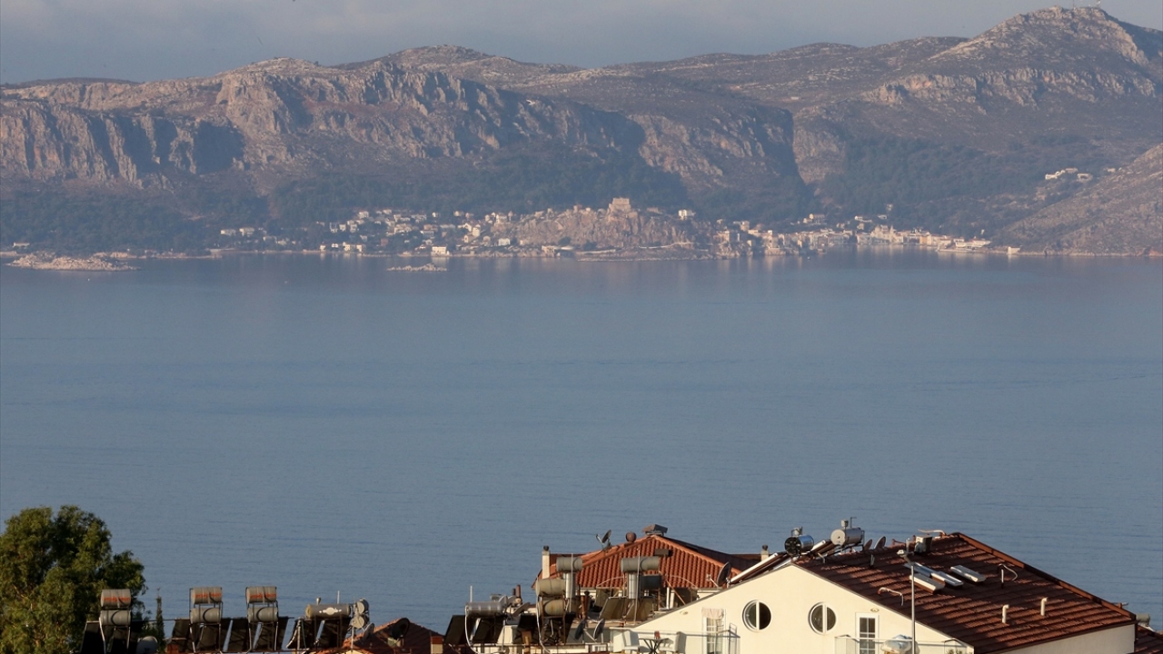 İki kardeş kent arasındaki ticaretin her dönem devam ettiğini dile getiren Ulutaş, Kaş ile Meis arasında gelin alma ve verme ilişkilerinin de yaşandığını kaydetti.