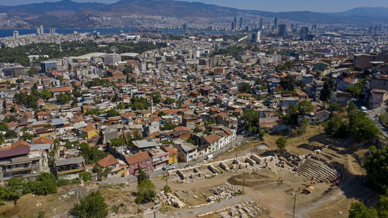 Kültür ve Turizm Bakanlığının izniyle İzmir Katip Çelebi Üniversitesince Smyrna Antik Kenti`nde yürütülen çalışmalarda binlerce yıl öncesine ait eserler gün yüzüne çıkartılıyor.