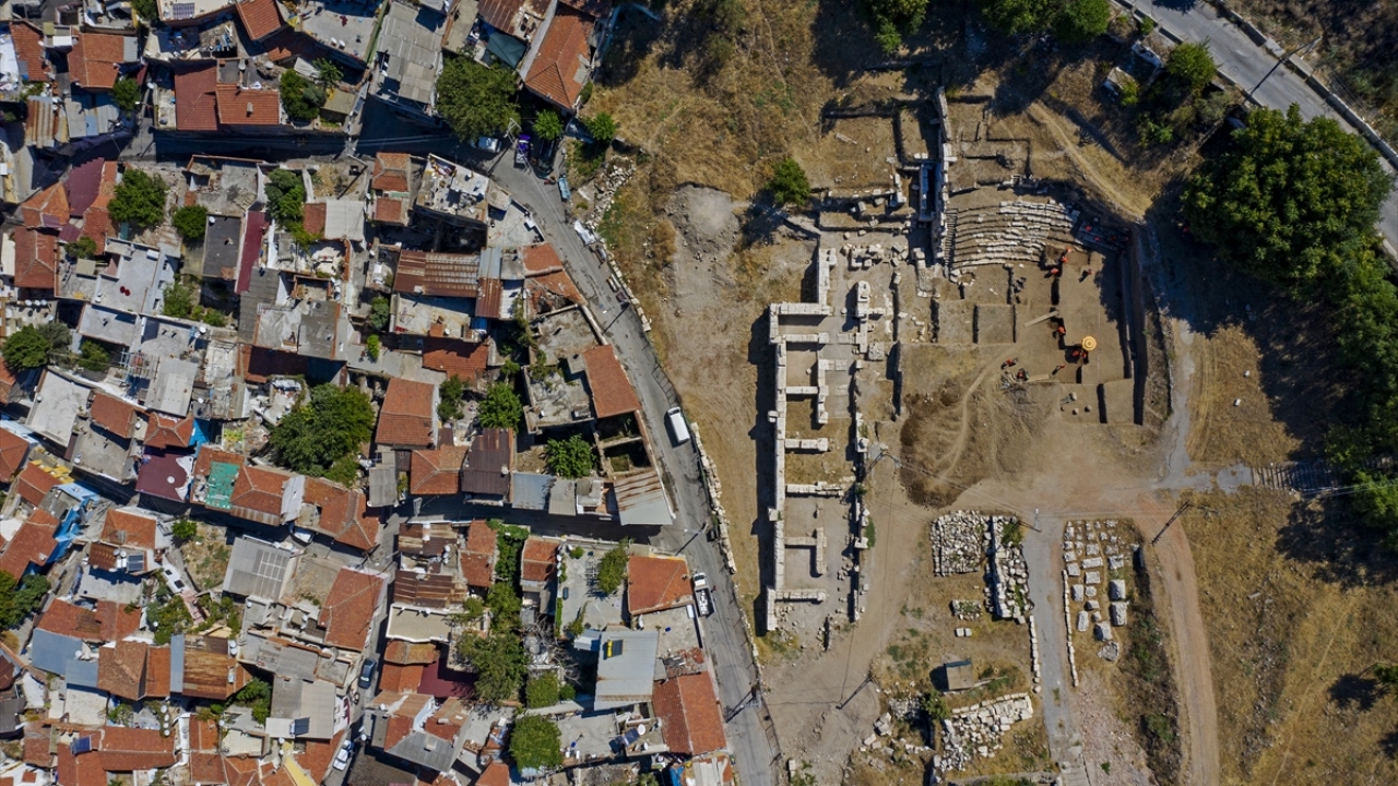 Kazı ekibi tarafından Smyrna Tiyatrosu`nda bulunan 1 metre 70 santimetre boyunda ve mermerden yapılmış 1800 yıllık Satyros kabartması da uzmanlar tarafından restore ediliyor.