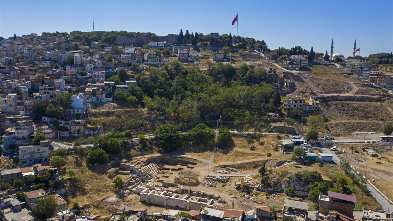 İzmir Katip Çelebi Üniversitesi Türk İslam Arkeolojisi Bölümü Öğretim Üyesi ve Kazı Başkanı Doç. Dr. Akın Ersoy, tiyatro bölgesinin, milattan önce 3. yüzyıl ile milattan sonra 3. yüzyıl arasında kullanıldığını söyledi.