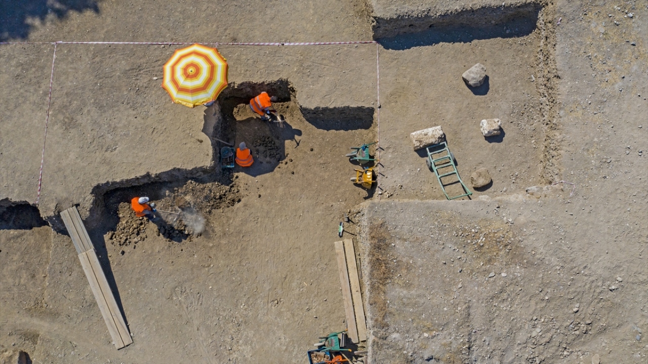 Satyros`un, tiyatroların koruyucu tanrısı olarak bilinen Dionysos`a ilişkin etkinliklerde arkeologların karşısına çıktığını ifade eden Ersoy, şu bilgileri verdi: