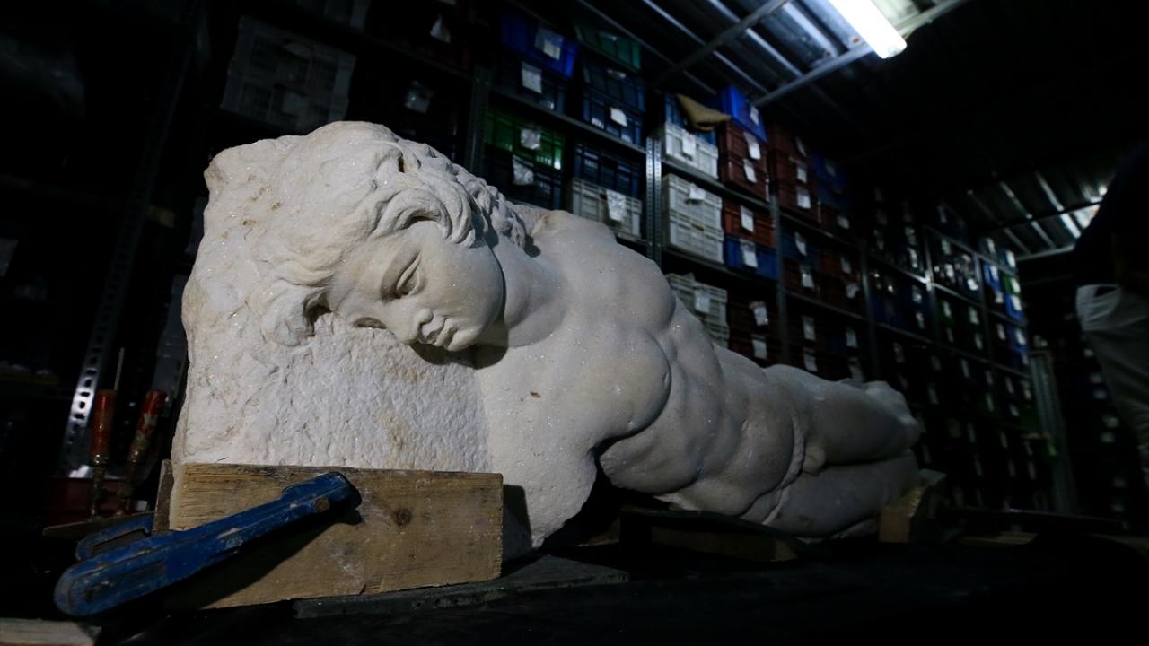 Kabartma üzerinde jeologların inceleme yaptığını hatırlatan Ersoy, mermerin Afrodisyas ya da Tassos`tan getirilmiş olabileceğini aktardı.