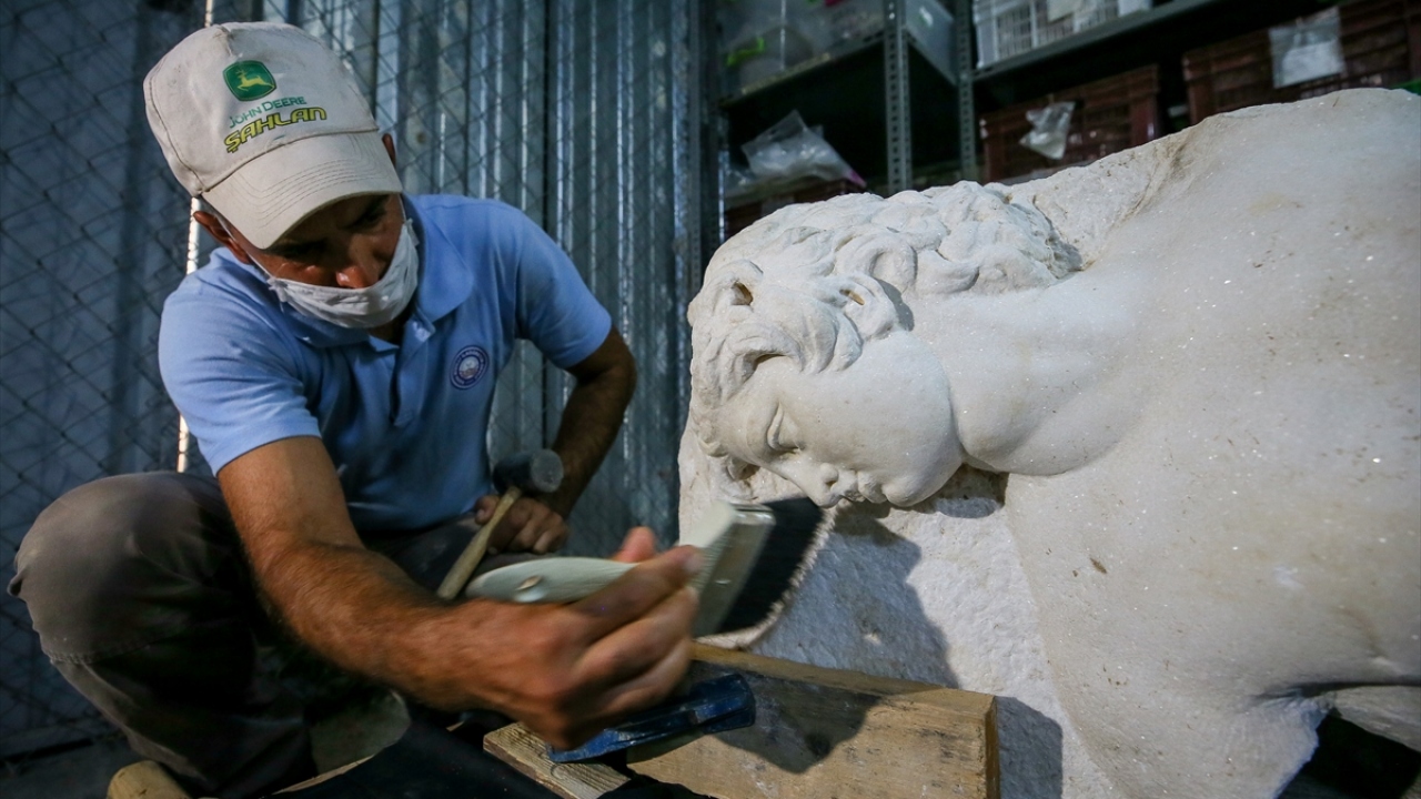 Envanter çalışmalarının ardından kabartmanın müzede sergileneceğine değinen Akın Ersoy, bölgede ayrıca sikke ve seramiklerin bulunduğunu sözlerine ekledi.