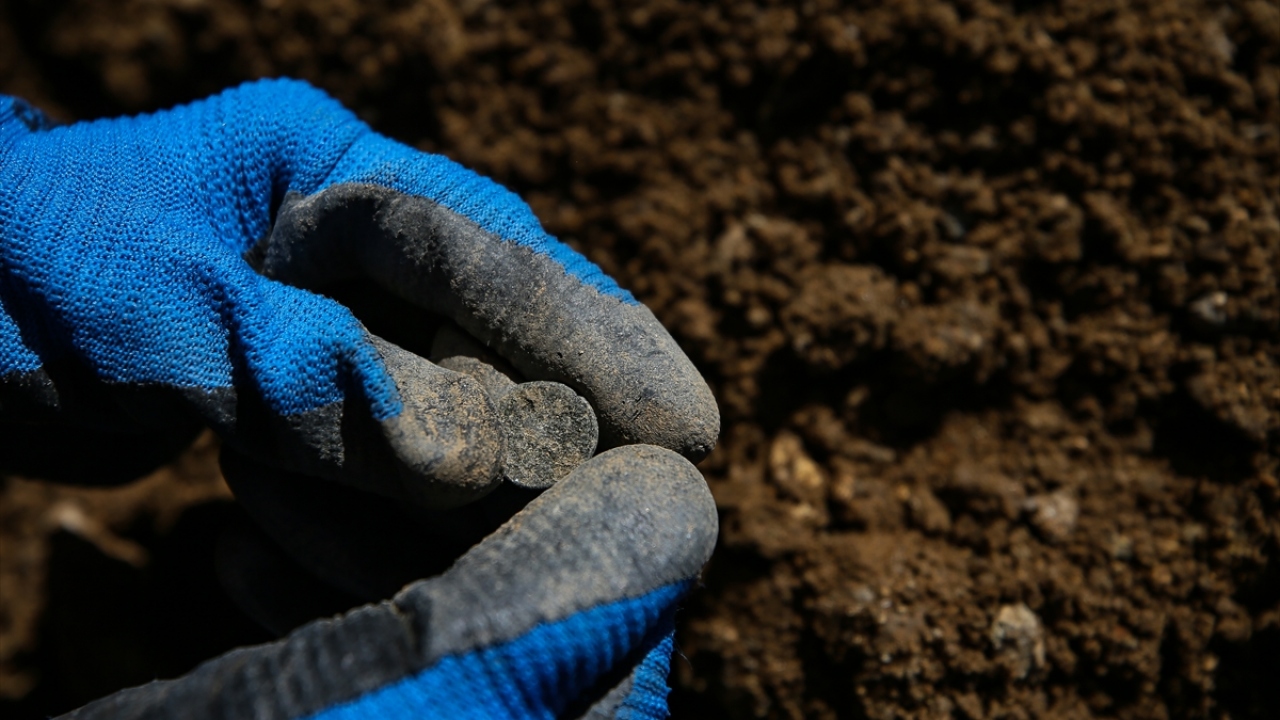 Antik tiyatroların erken Hristiyanlık döneminde kullanım dışı kaldığına işaret eden Akın Ersoy, pagan yapılar ile tanrı heykellerinin de tahrip edildiğini belirtti.