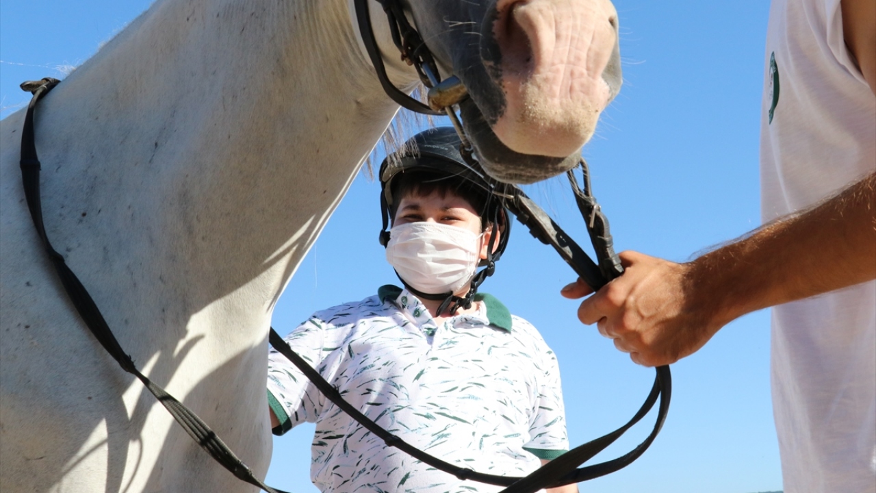 Atlı terapinin hem eğitim hem de terapi boyutunun olduğuna işaret eden Çelik, şöyle devam etti: