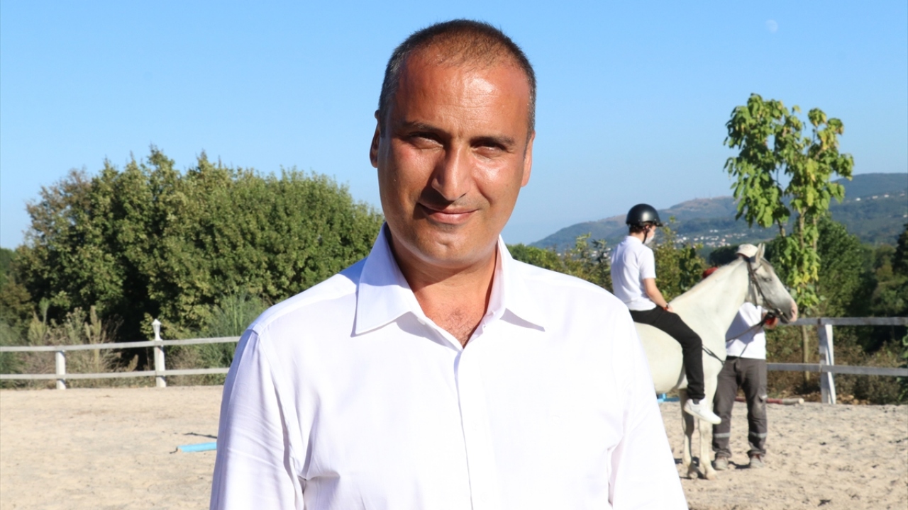 Sakarya Atlı Spor Köyü`nün (SASK) kurucusu Fatih Önsoy, yaptığı açıklamada, çocuklarını at biniciliğine götürdüğünde tanıştığı otizmli bir çocuktan çok etkilendiğini dile getirdi.