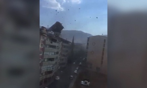 Çatının araçların üzerine uçtuğu anlar kamerada