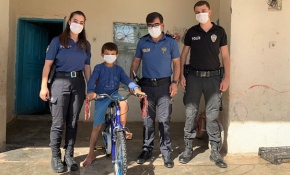 Bisikleti bozulan çocuğa polislerden yeni bisiklet sürprizi