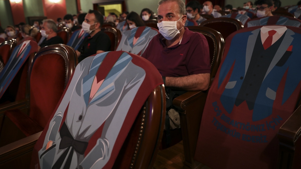 Oyun sırasında maske takmanın zorunlu olduğu Devlet Tiyatroları Sahnesi`nde, seyirciler sosyal mesafe kurallarına uygun şekilde, ateşleri ölçülerek salona alındı.