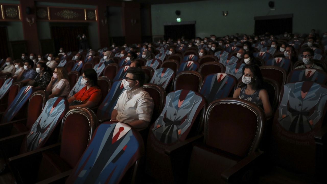 Maske takmak zorunlu