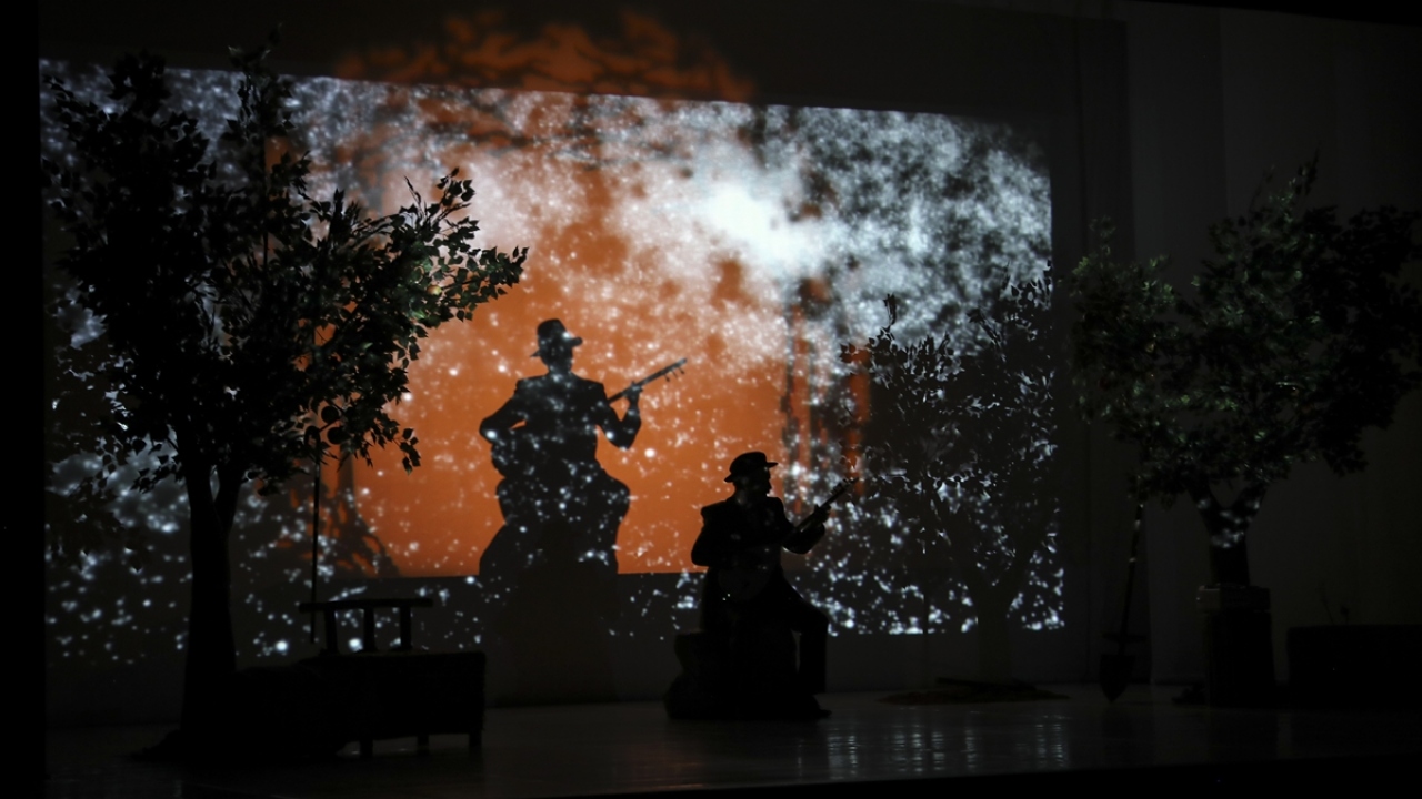 Osman Nuri Ercan`ın yazdığı ve Aşık Veysel karakterini canlandırdığı oyunun yönetmenliğini ise Alpay Ulusoy üstlendi.