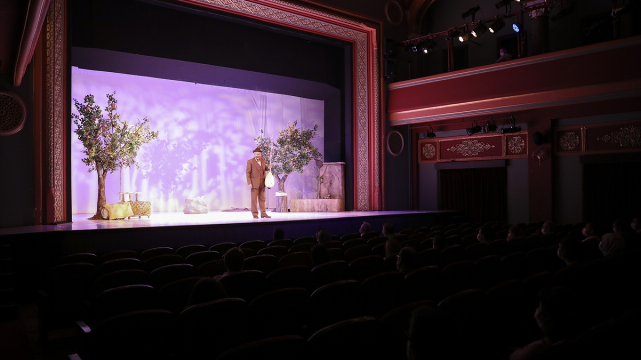 Devlet Tiyatrolarının Başkentteki `Aşık Veysel` oyununun dünya prömiyeri, Küçük Tiyatro Sahnesi`nde yapıldı.