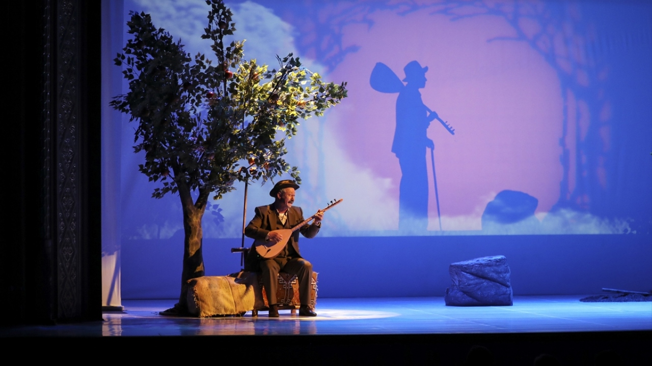 Oyun öncesinde esere ilişkin bilgi veren Ercan, Aşık Veysel`in Türk halkının bağrına bastığı, ünü dünya ile buluşan evrensel bir değer olduğunu söyledi.