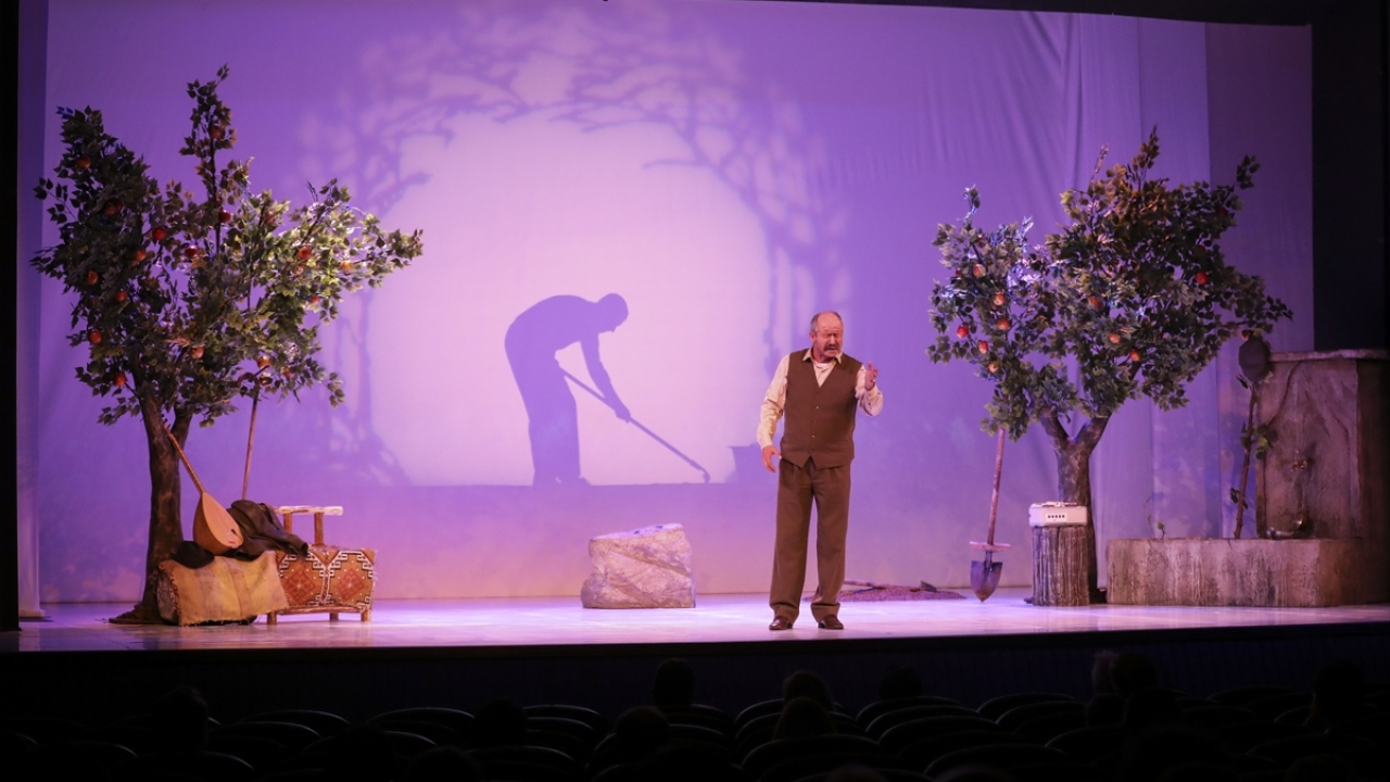 Yönetmen Alpay Ulusoy ise 40 gündür çalıştıklarını, oyunun dekorunu Hakan Dündar, kostüm tasarımını Ceren Karahan, ışık tasarımını ise Yakup Çartık`ın üstlendiğini söyledi.