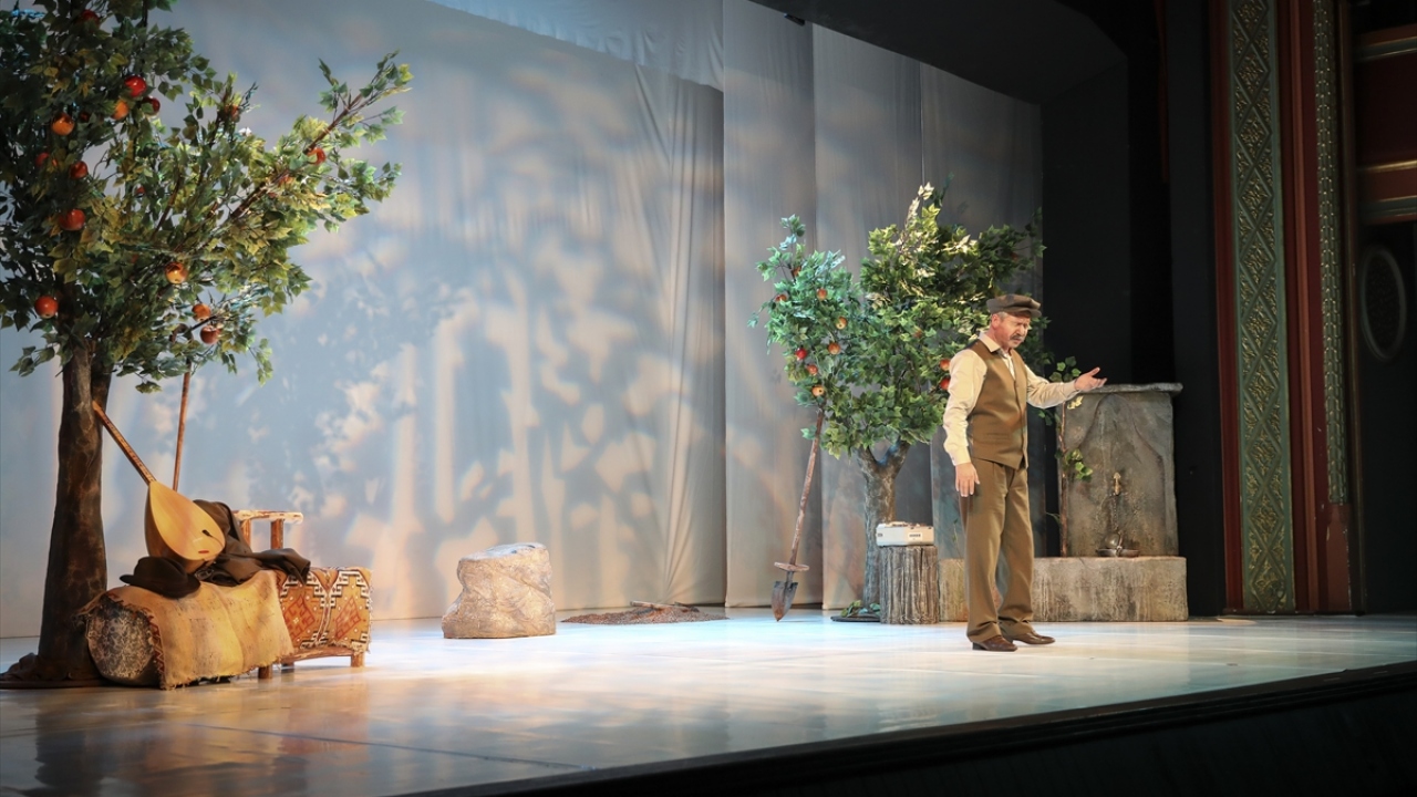 Aşık Veysel`in hayatı, gölge canlandırma olarak yansıtıldı