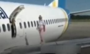 İniş yapan uçağın kanadında yürüdü, kara listeye alındı