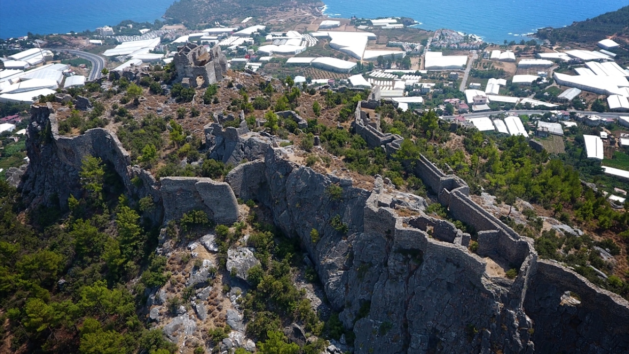 Kaledibi Mahallesi`ndeki bir tepe üzerinde bulunan Softa Kalesi, ışıklandırma, merdiven ve çevre düzenlemesiyle turizme açılacak.