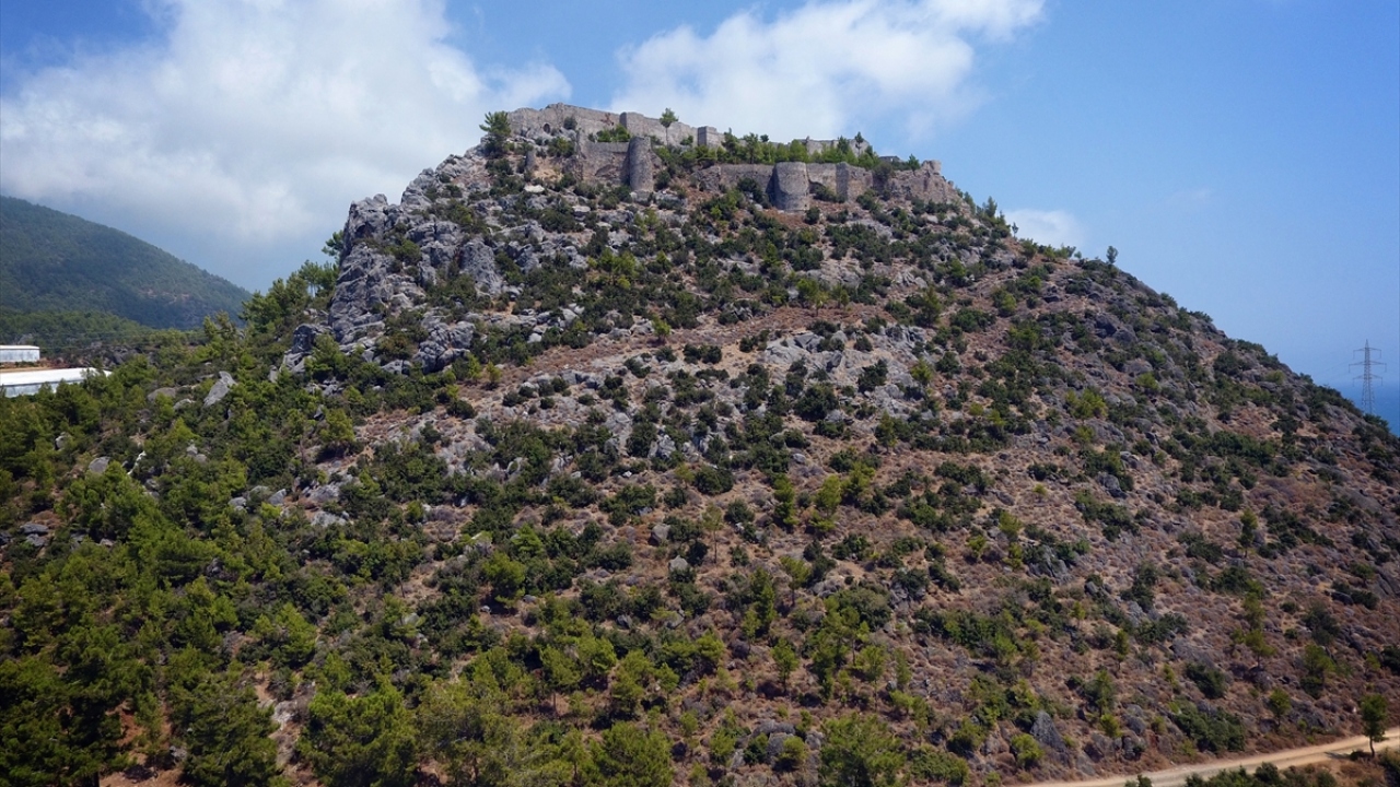 İlçe merkezinin doğusundaki 140 metre yüksekliğinde bulunan bir tepede yer alan Softa Kalesi, çalışmaların ardından ziyaretçilerle buluşacak. 