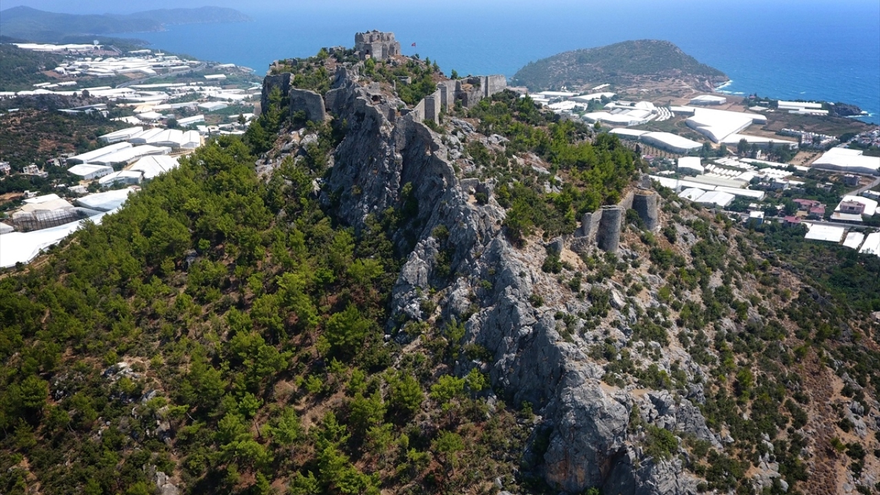 Bozyazı Kaymakamı Arif Yalçın, Softa Kalesi`nin yaklaşık 1800 yıllık tarihe sahip olduğunu söyledi. 