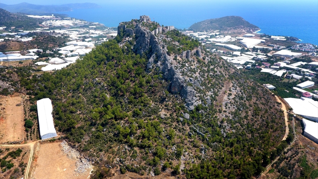 Kalenin tarihteki birçok imparatorluğa ev sahipliği yaptığına dikkati çeken Yalçın, devletlerin bölgeyi "savunma kalesi" olarak kullandığını ifade etti. 