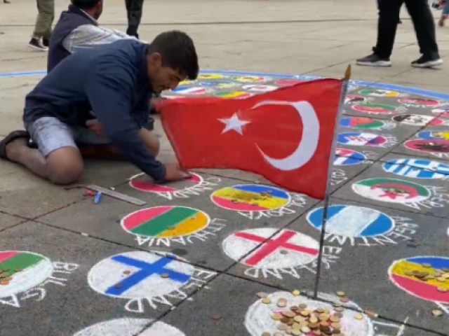 Berlin'deki sokak sanatçısı: Türkler, bayraklarını yere çizmemi istemiyor