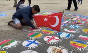 Berlin'deki sokak sanatçısı: Türkler, bayraklarını yere çizmemi istemiyor