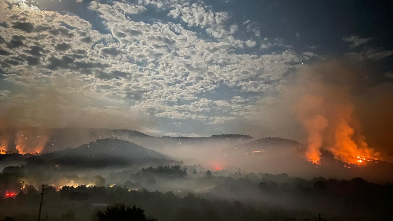 Hızla ilerleyen alevler farklı noktalara sıçradı. 