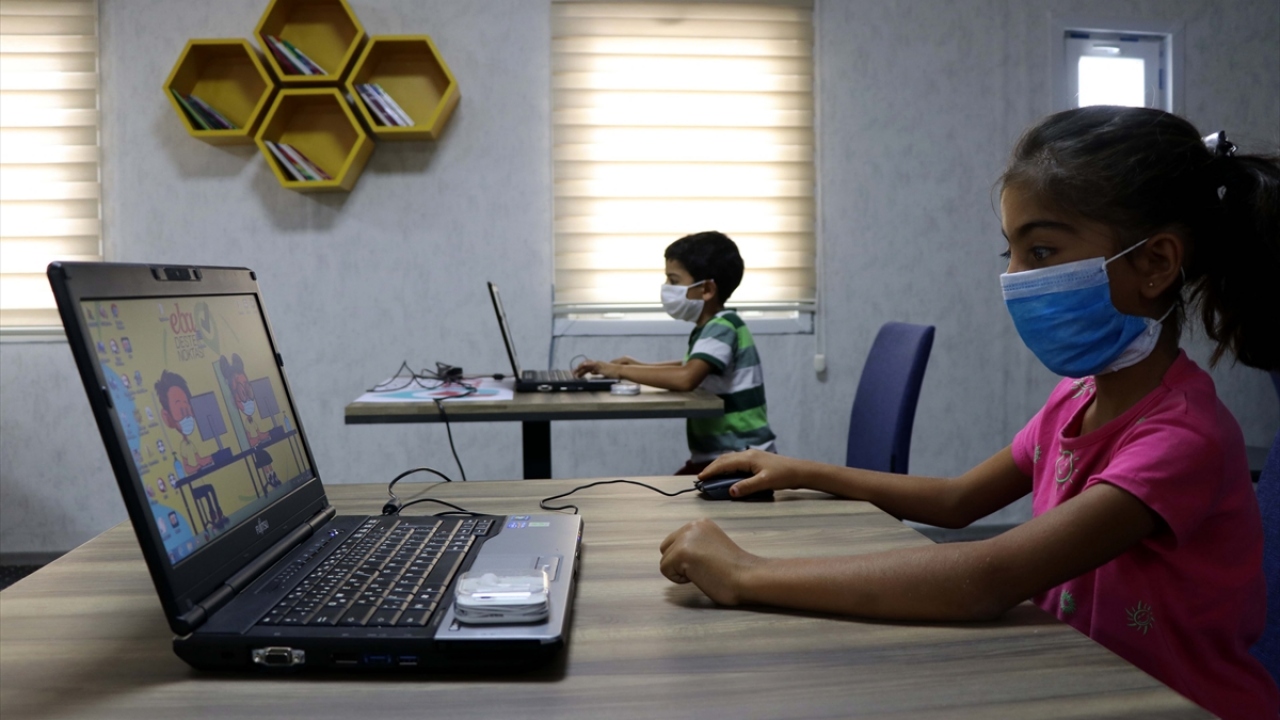 Kerem Ümit Karakaş da "Ailem ile konteyner kenette yaşıyoruz. EBA Destek Merkezinde ders çalışma imkanı bulacağız." şeklinde konuştu.